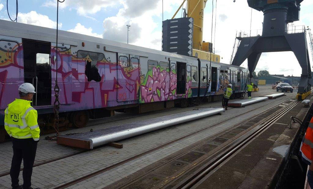 rhb stevedoring rotterdam heeft vandaag 8 metro stellen in lichter geladen
loop of sloop?weinig km's,strak in de lak