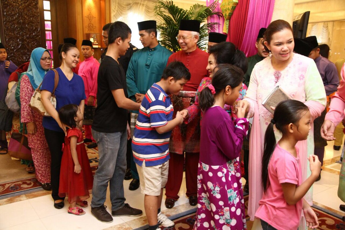 NajibRazak's tweet photo. Kpd semua yg ke Seri Perdana td, trm ksh krn sudi hadir sbg tetamu saya di Rumah Terbuka tahun ini. Slmt Hari Raya! https://t.co/AsxCfATmeM