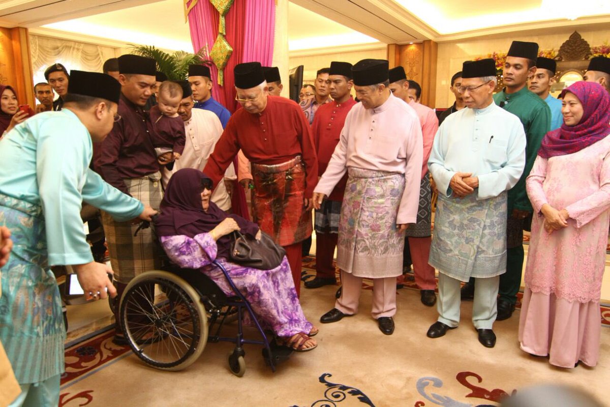 NajibRazak's tweet photo. Kpd semua yg ke Seri Perdana td, trm ksh krn sudi hadir sbg tetamu saya di Rumah Terbuka tahun ini. Slmt Hari Raya! https://t.co/AsxCfATmeM