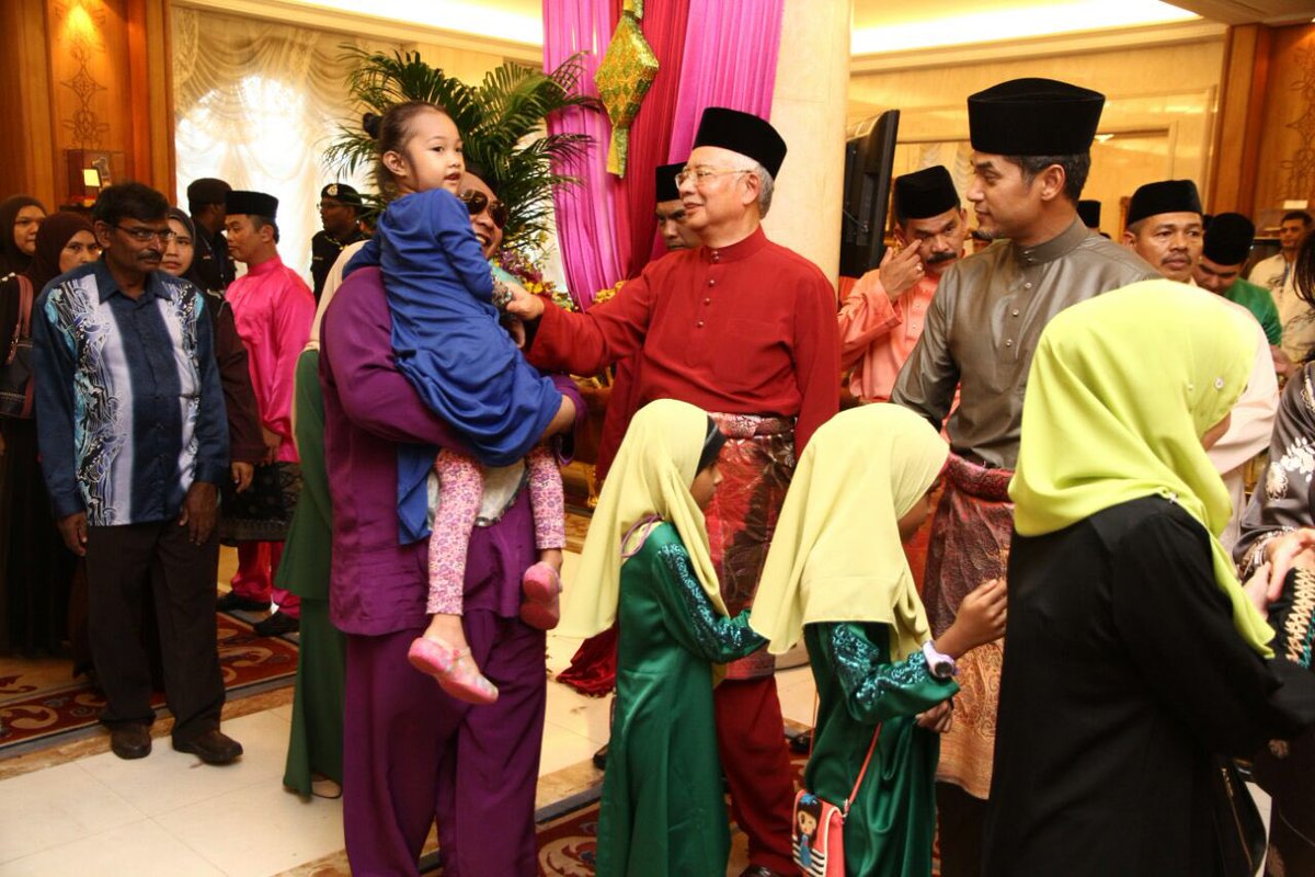 NajibRazak's tweet photo. Kpd semua yg ke Seri Perdana td, trm ksh krn sudi hadir sbg tetamu saya di Rumah Terbuka tahun ini. Slmt Hari Raya! https://t.co/AsxCfATmeM