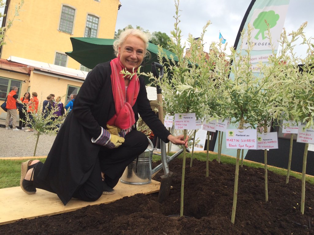 Tack <a href="/CharlottePetriG/">Charlotte Petri Gornitzka</a>! Nu #planteratträd i vår Almedalenskog bredvid bla Anders Kompass :-) <a href="/sverigeivarlden/">Sverige i Världen</a> <a href="/Sida/">Sida</a>