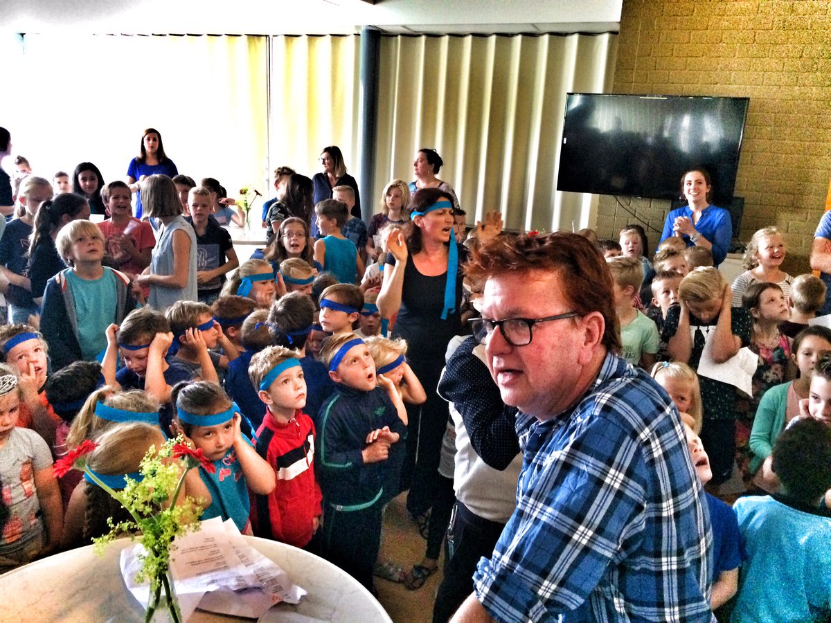 DeMerwedonk's tweet photo. Meester Sibo gaat met pensioen!Alle kinderen zongen uit volle borst hem toe!#sibobedankt #dontworrybehappy @ovo_po https://t.co/0NTXFtac0p