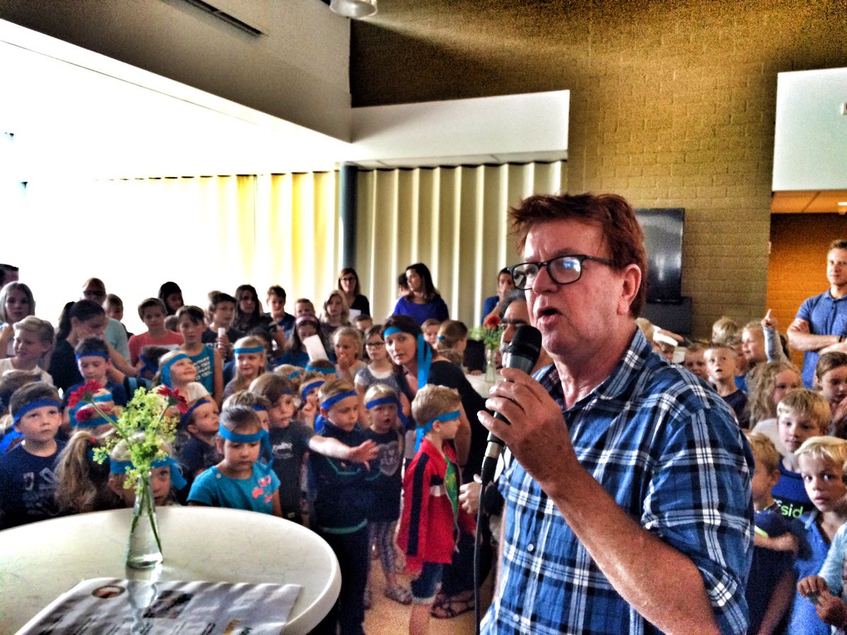 DeMerwedonk's tweet photo. Meester Sibo gaat met pensioen!Alle kinderen zongen uit volle borst hem toe!#sibobedankt #dontworrybehappy @ovo_po https://t.co/0NTXFtac0p