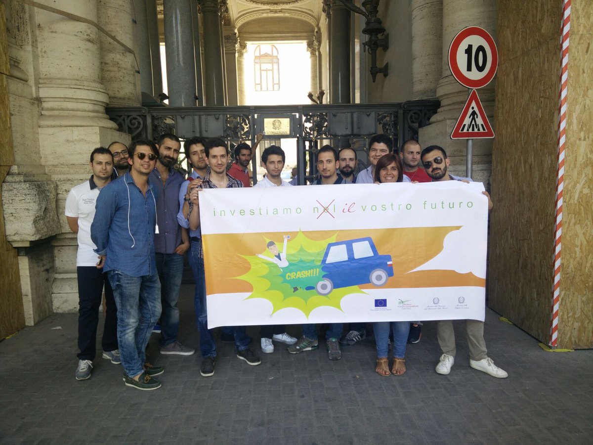 BikeSharingNa's tweet photo. Sit-in al @MiurSocial dei progetti @PONREC per dare continuità a tutti i progetti seri del meridione! #socinn https://t.co/EKTyYRBvxk