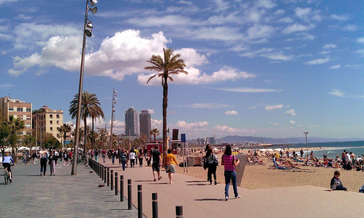 The8bcn's tweet photo. The summer is here! These days are sunny and are perfect to go to the #beach. #tourism #barcelona https://t.co/0gxbGf1C55
