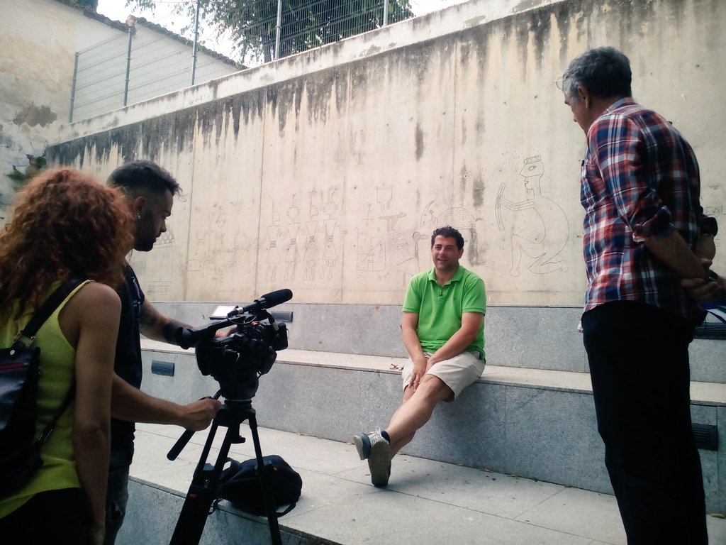 EtnoSur_Oficial's tweet photo. Pedro Melguizo sobre #Etnosur "es como dar la vuelta al día en 80 mundos" #20alEtnosur Grabando para @Alsurcanalsur https://t.co/hYp4EBH6Ac