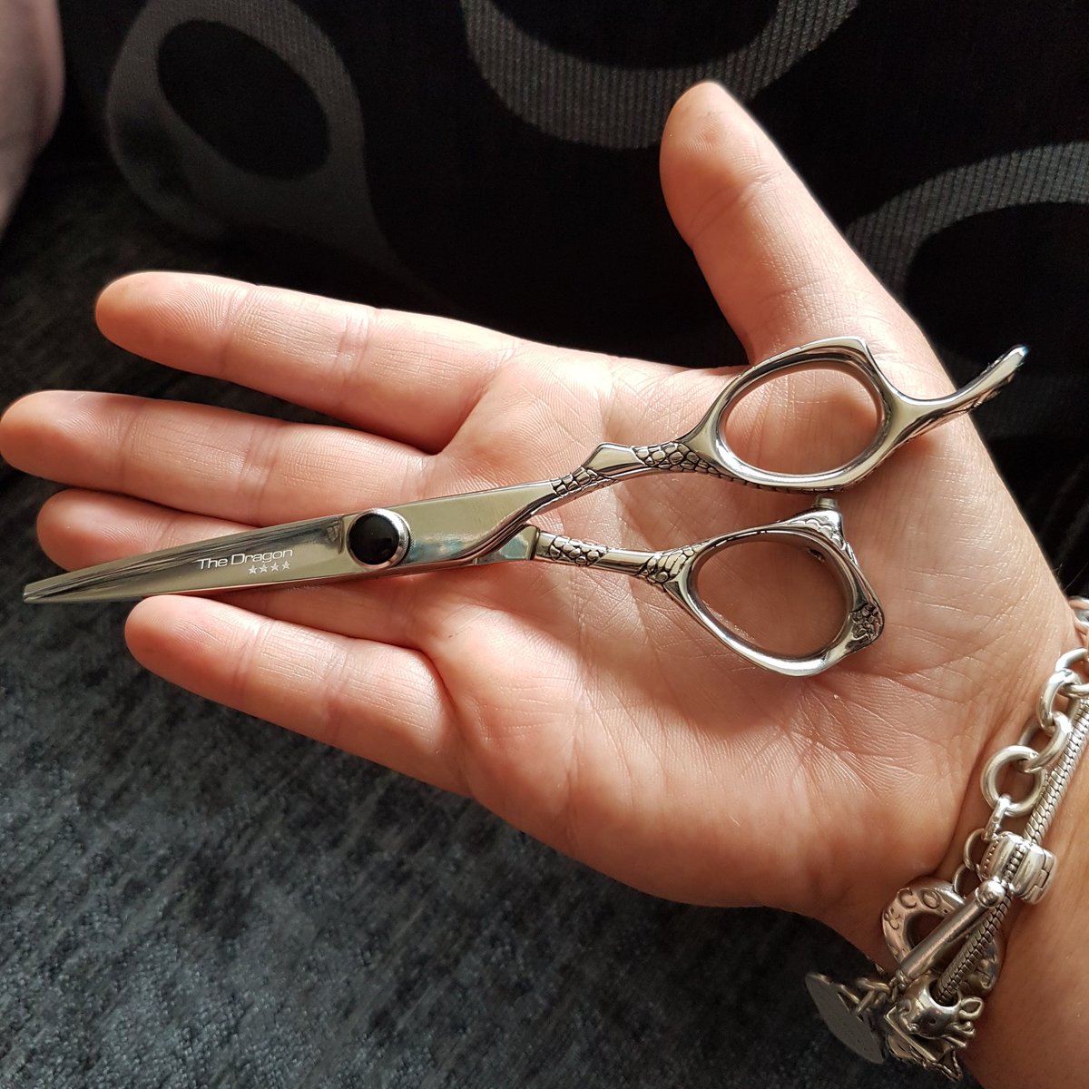 RachelHannon3's tweet photo. New scissors! #newscissors #newscissorsmakemehappy #gettheplastersready @MatakkiScissors these are beautiful!! https://t.co/tBsmV1v6Fc
