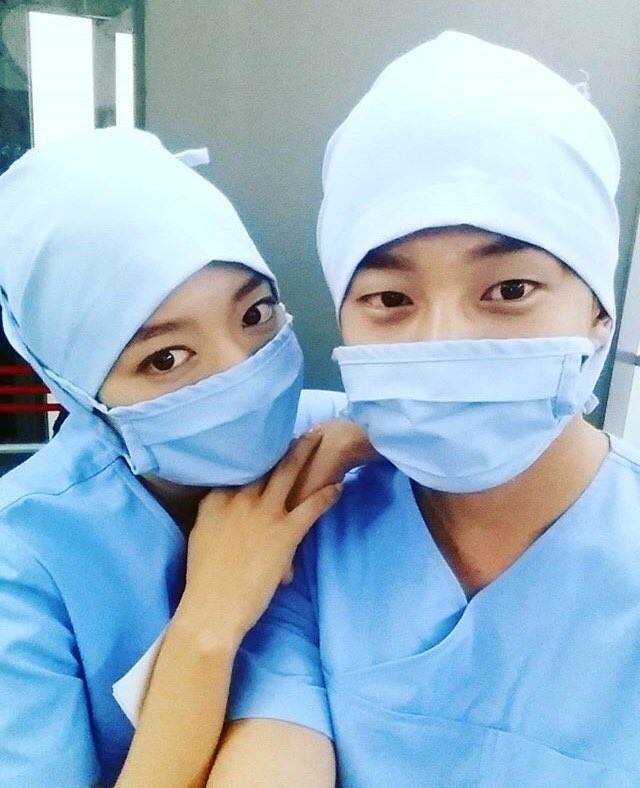 KIMJ1WON's tweet photo. [!!!] Kim Minsuk posts photo with Park Shinhye! 😭💕💕 #Doctors https://t.co/dwXvAvZBiZ https://t.co/G0tjyYVG9a