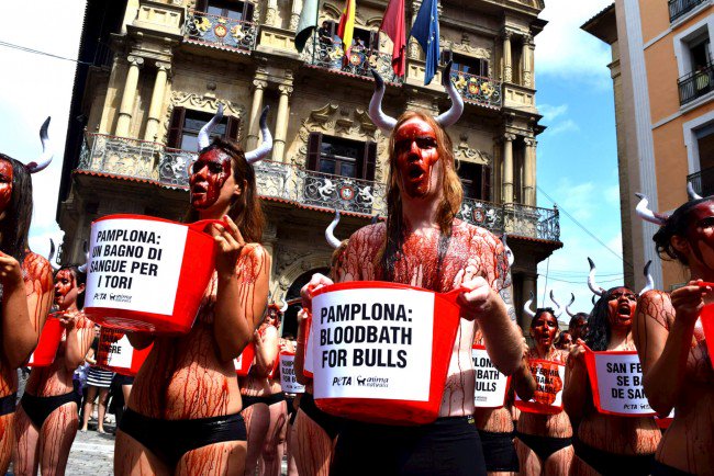 #olivepress Half-naked animal activists covered in 'blood' protest Pamplona bull running -  theolivepress.es/spain-news/201…