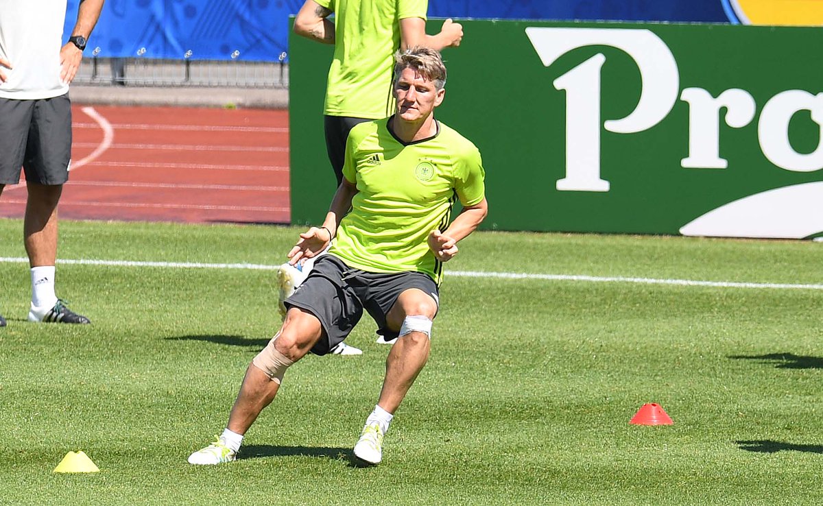 UEFAcomCedricC's tweet photo. La titularisation de @BSchweinsteiger contre #FRA est "très probable" selon médias #GER après la séance de ce matin. https://t.co/oJg2QMpnDA