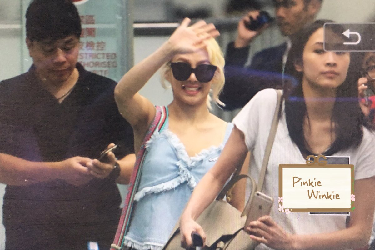 [PIC][06-07-2016]HyoYeon khởi hành đi Hồng Kông để tham dự khai trương chi nhánh mới của "Absolute New York" vào chiều nay CmrPqiyUsAA_o-H