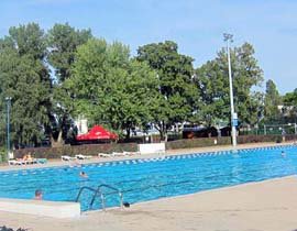 In our summer home until Sep:

Centre Nautique Pierre de Coubertin
4 rue Saint-Exupéry
Saint-Louis

Thu 20:00-22:00