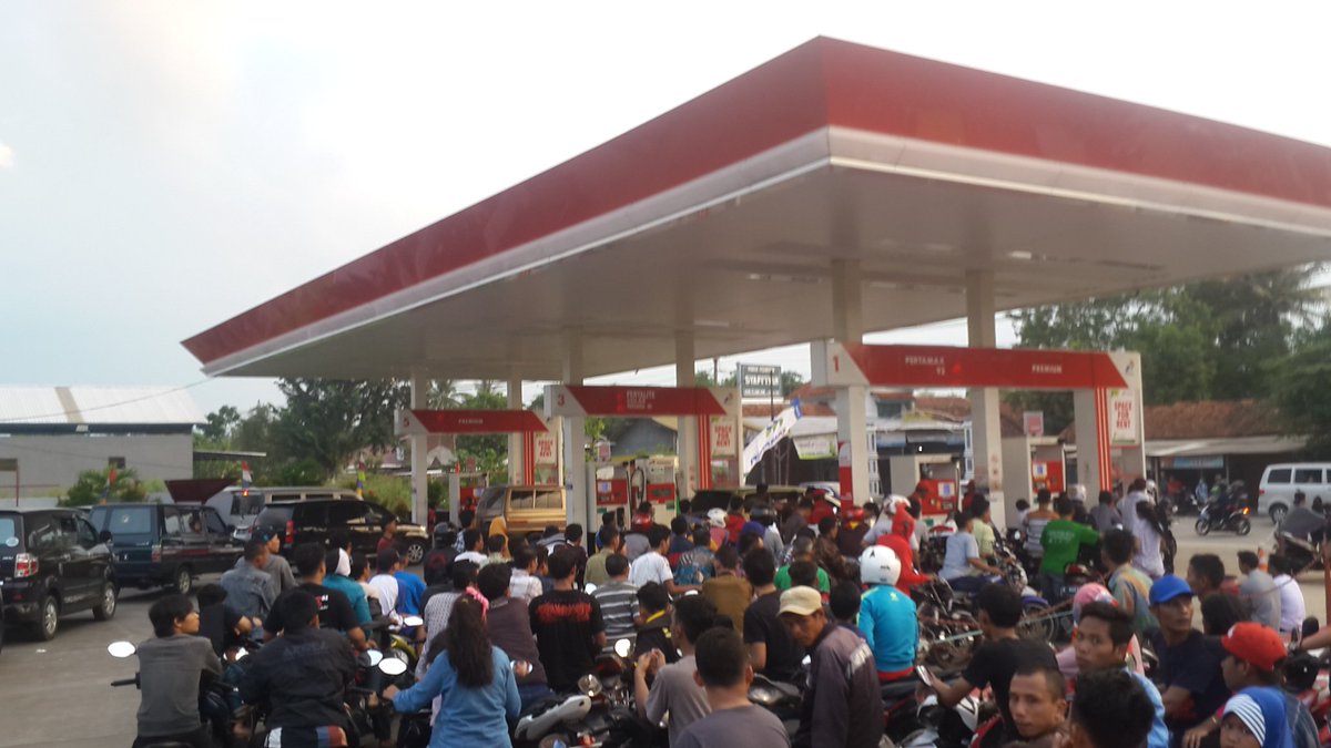 Lautan sepeda motor di SPBU bantarbolang,mbl msh bs masuk tuk isi premium dan pertamax...yg lain antriannya parah