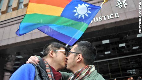 ThipTrueheart's tweet image. ชาวสีรุ้งไต้หวันสุดยินดี.!🎉🎉
หลังไต้หวันให้คนรักร่วมเพศแต่งงานกันได้เป็นที่​แรกในเอเชีย
cr ➡ edition.cnn.com/2016/07/03/asi…