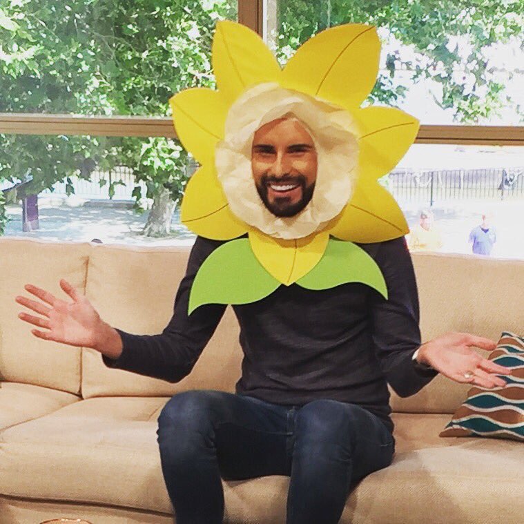 _RylanFans's tweet photo. What a lovely flower! @Rylan😉 🌼🌼x https://t.co/hmRqVJVgUH