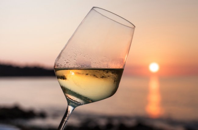 silenuscafe's tweet photo. ¿Se pueden realizar vinos blancos con uvas tintas?
Sí, puesto que la pulpa de la uva es incolora. #curiosidades https://t.co/qZ0707WFWJ