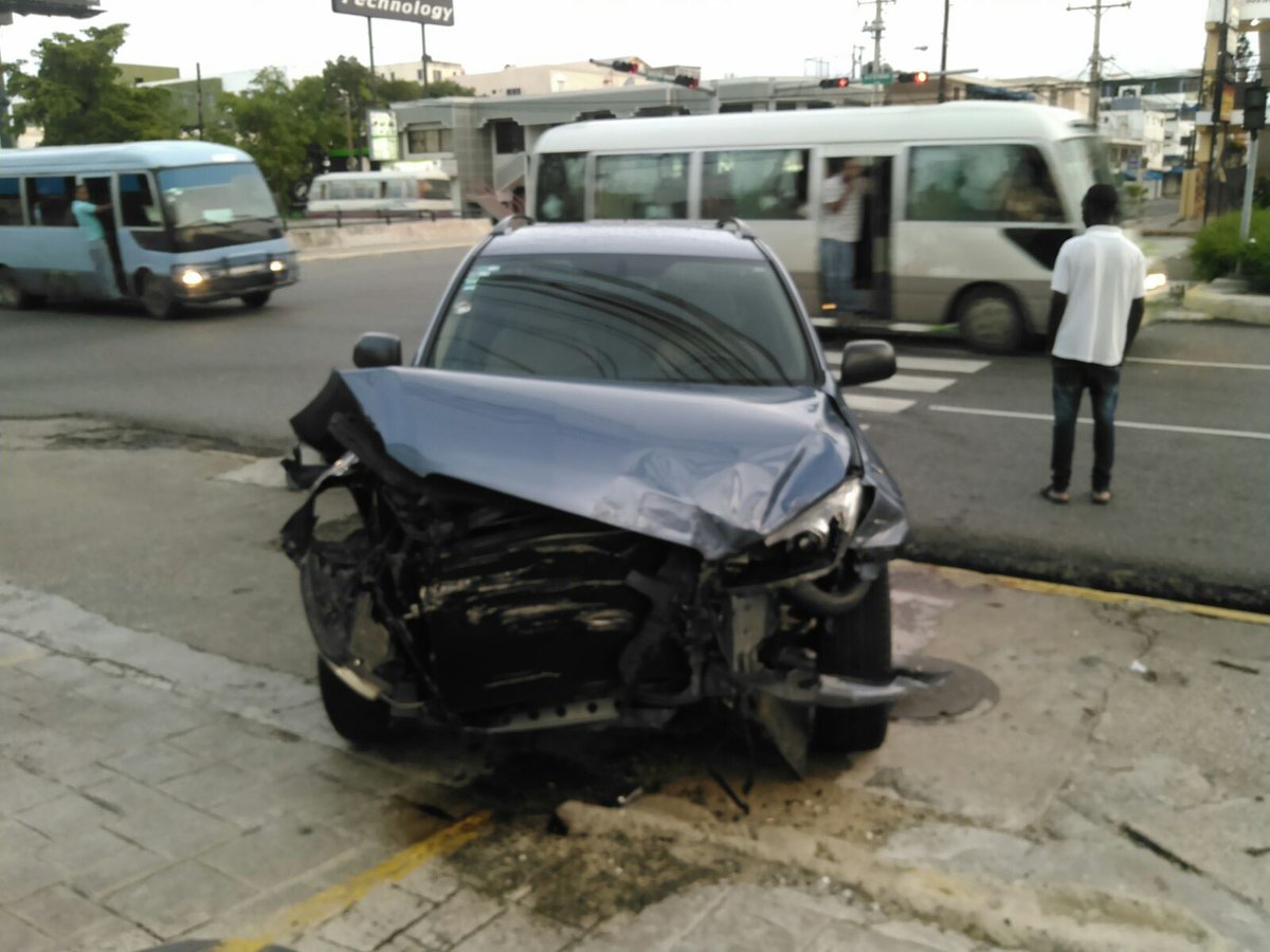 edithfebles's tweet photo. Así quedó mi vehiculo. Gracias a Dios estoy bien y nadie resultó con lesiones graves. https://t.co/dmteszowfT