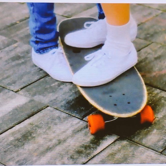 Ahntahee's tweet photo. Oh Amber wore Keds O_O same shoes with Krystal~~ https://t.co/6sts9VEdIR