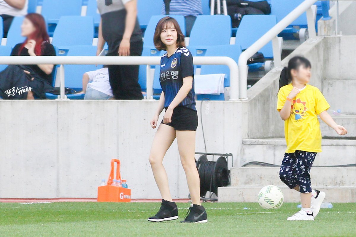 ttora0805's tweet photo. 160522 인천축구경기장 하프타임 써니 직찍 https://t.co/HKHfbsftt8 https://t.co/5q88lQ4u51