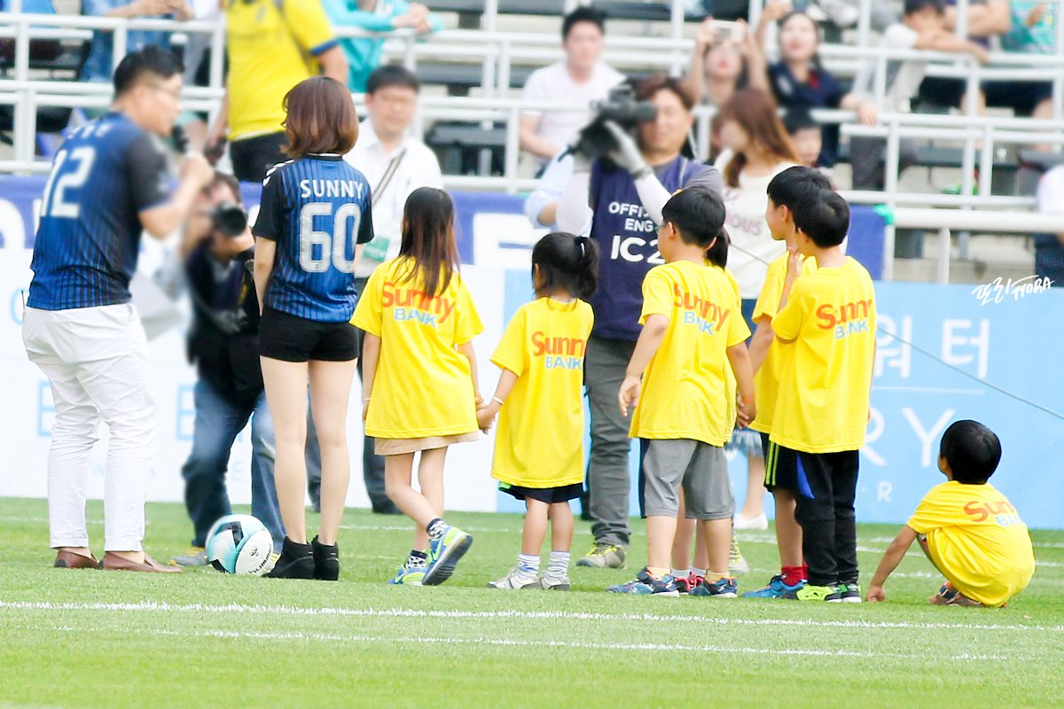 ttora0805's tweet photo. 160522 인천축구경기장 하프타임 써니 직찍 https://t.co/HKHfbsftt8 https://t.co/5q88lQ4u51