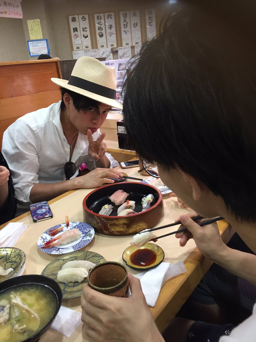 りゅうすけ 元 原宿リシューのオーナー בטוויטר カワハギの寿司 生まれて初めて知って 食った うまかった 上原とは久々一緒にご飯した 美味しいの詳しいし説明丁寧だし また行きたいな 写真はラテアーティストじょーじ越しのラテアーティストまっつん