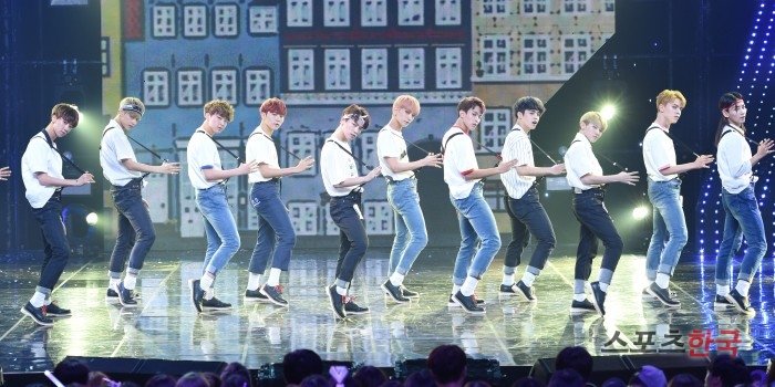xcherrytales's tweet photo. 160706 Show Champion: SEVENTEEN #세븐틴 #아주NICE https://t.co/luZq93vk5K