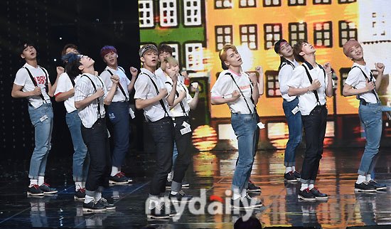xcherrytales's tweet photo. 160706 Show Champion: SEVENTEEN #세븐틴 #아주NICE https://t.co/luZq93vk5K