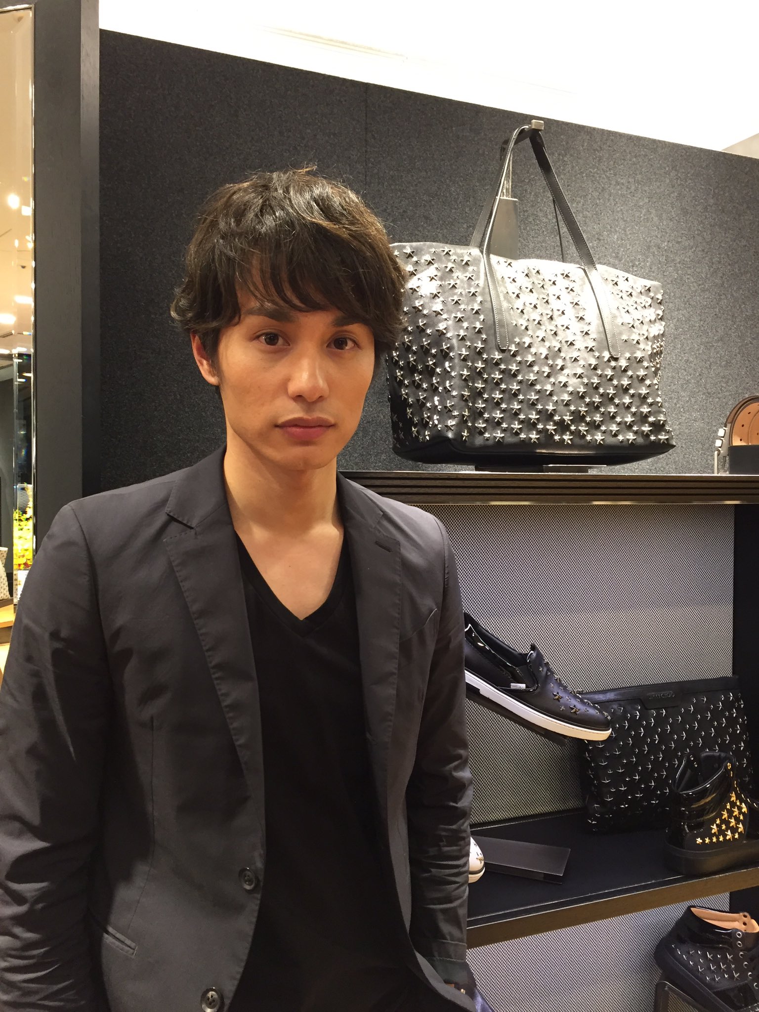 せいせいするほど 愛してる Twitterissa 宮沢綾役中村蒼 です 昨日は宮沢が広報を務めるジミーチュウさんの店舗で初めて撮影させていただきました キラキラした靴やバッグがたくさん登場するのでお楽しみに 最近関西弁が板についてきた 中村蒼で せいせいするほど 愛してる Twitterissa 宮沢綾役中村蒼 です 昨日は宮沢が広報を務めるジミーチュウさんの店舗で初めて撮影させていただきました キラキラした靴やバッグがたくさん登場するのでお楽しみに 最近関西弁が板についてきた 中村蒼で