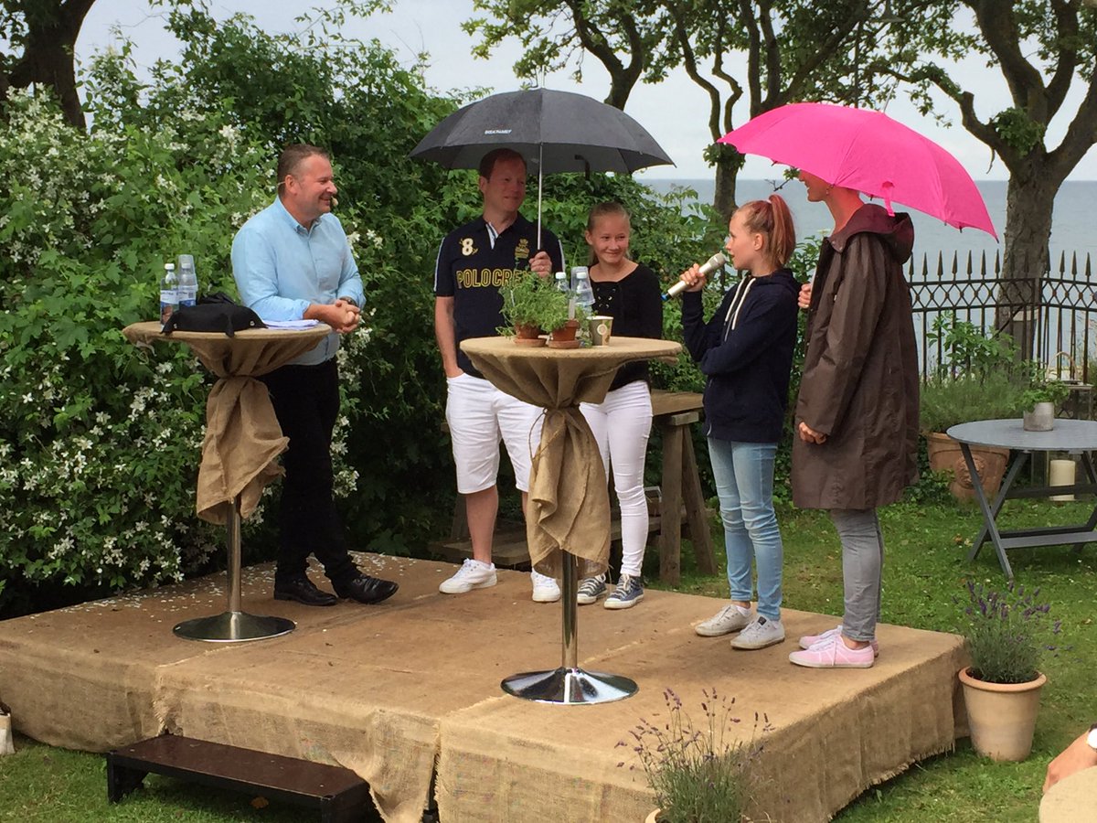 LCanemyr's tweet photo. Barn och föräldrar pratar om vikten av veckopeng hos @Swedbank #ungekonomi #samtalet #almedalen2016 https://t.co/SmFQ76v2n4