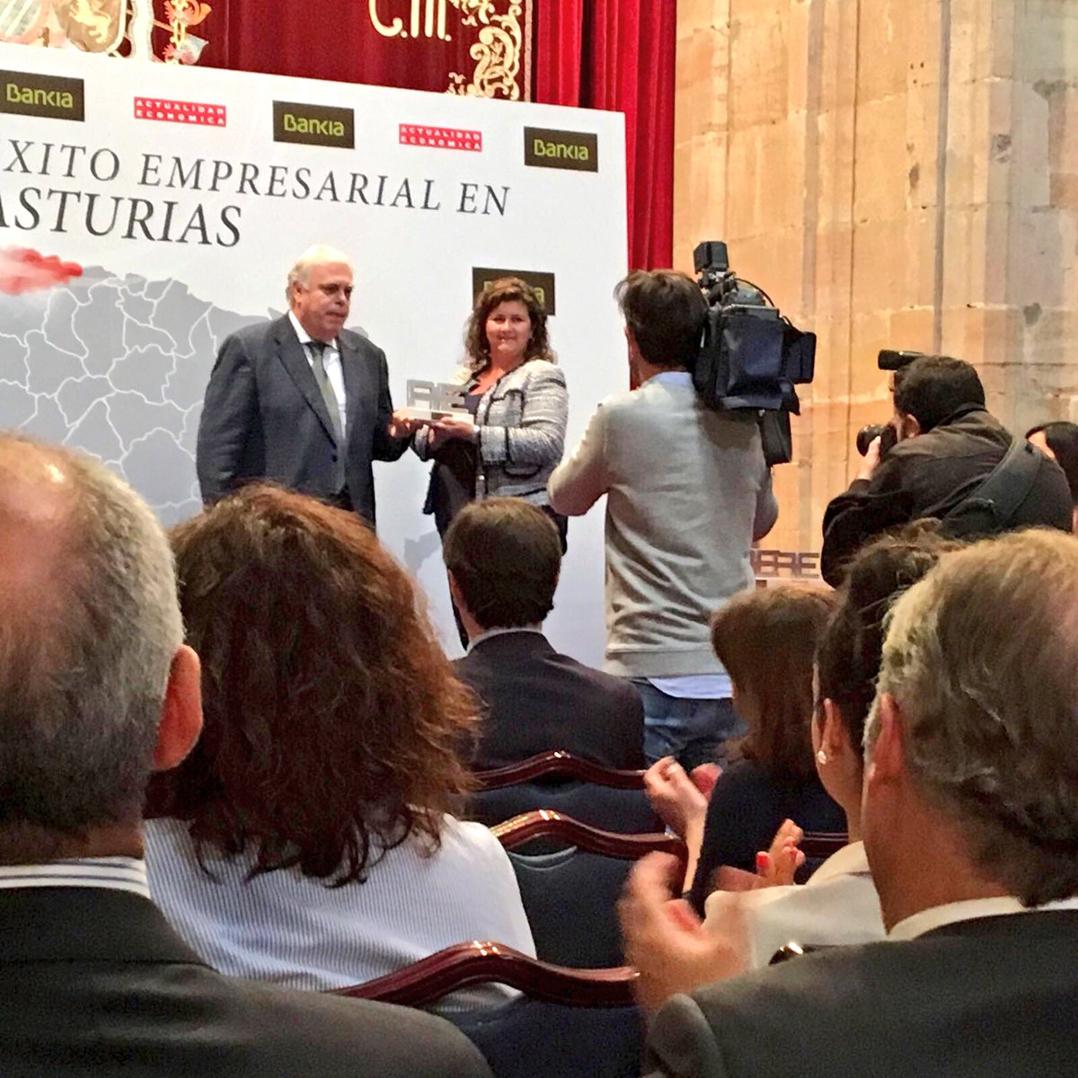 GrupoElGaitero's tweet photo. Premio a la innovación para @GrupoGaitero de @laeconomica en el Hotel de la Reconquista @Eurostars @cardin_maria https://t.co/Wy3qkuJLSA