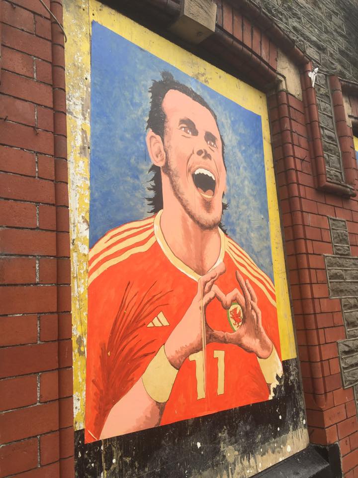 visitwales's tweet photo. Anonymous artwork is appearing across Wales in support of #WAL #PORWAL #Euro2016 #Togetherstronger #GwladGwlad https://t.co/gCLxo6GTJN