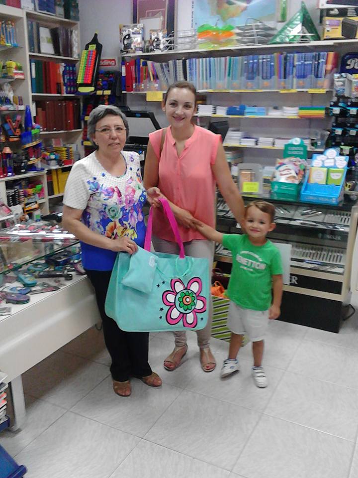 librosamari's tweet photo. Nuestra ganadora de este mes recogiendo el premio del sorteo del mes de Junio. https://t.co/022pyOrO4o