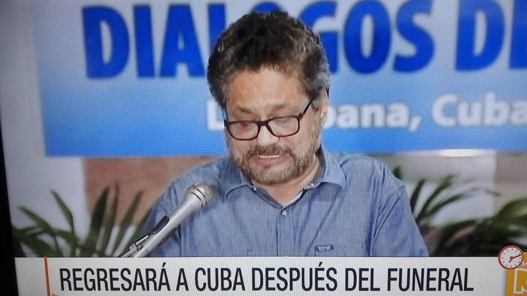 torresatena's tweet photo. #FelizMiercoles el pudo venir al entierro de su madre desde cuba
los policías en la cárcel NO cuando pasa lo mismo https://t.co/9elyXG07SK