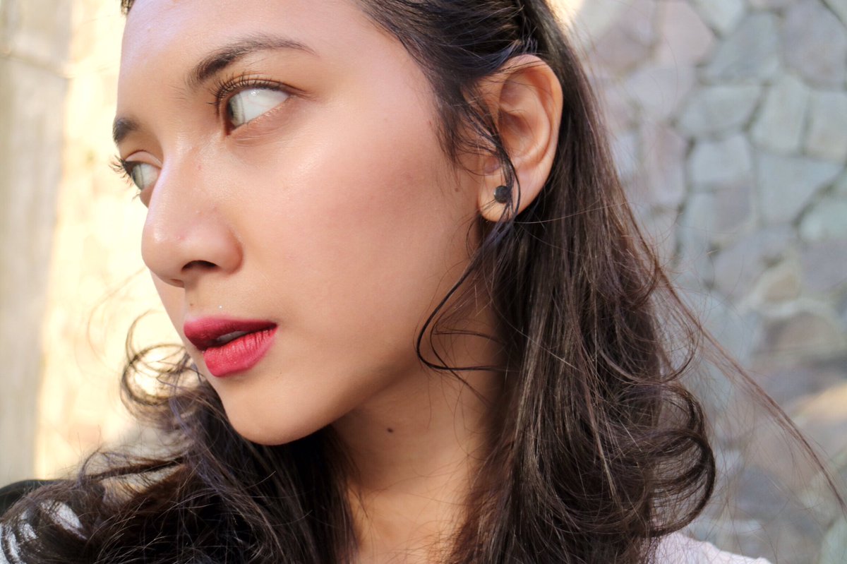 When u're too lazy to do makeup so u just put on some lipstick but thankfully ur camera game is strong 😂😂