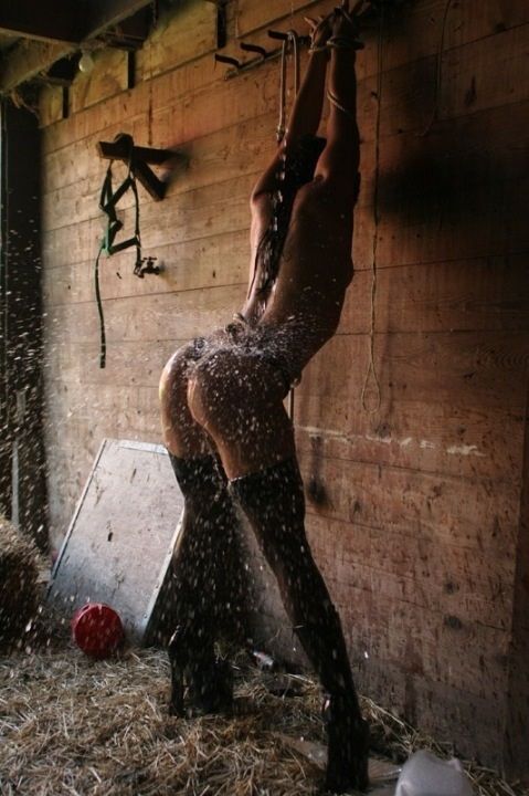 ZoeZuckermann's tweet photo. Bathing time
#sexy #wet #erotic #nude #women #bondage #art #photography https://t.co/To2jrAp3np