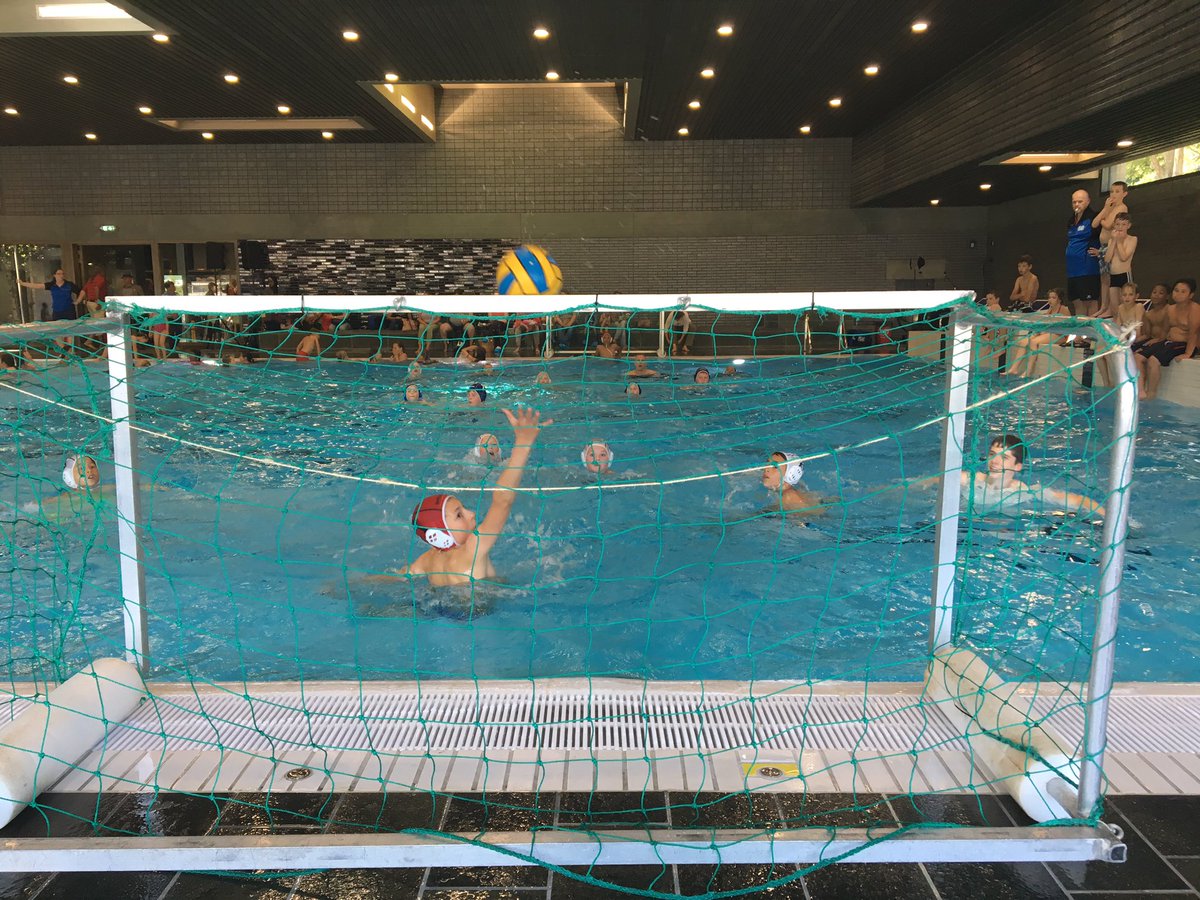 Een demonstratie van waterpolovereniging de Zeehond '73 in #DeRozenburcht.