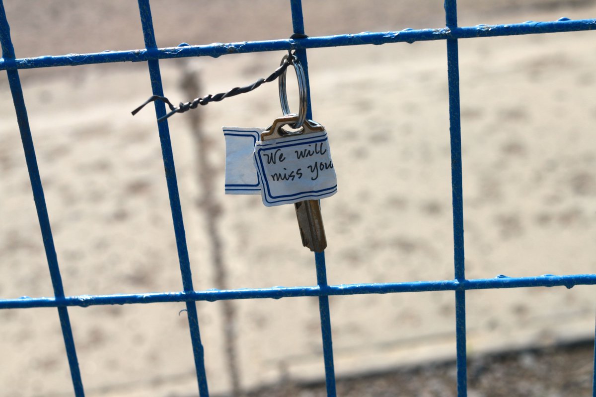 peterfortna's tweet photo. I've been wondering what to do with my keys until I saw what my neighbours did. Brought me to tears. #ymm #ymmfire https://t.co/WDUhsfrDDx