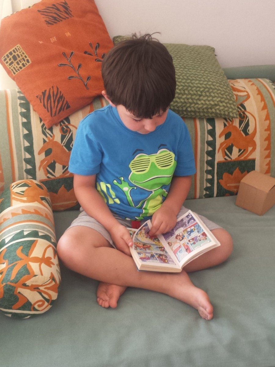 GisellaRuffati's tweet photo. #piccolilettori che #nonsannoleggere ma guardano con interesse un vecchio #topolino https://t.co/SSU948OscQ