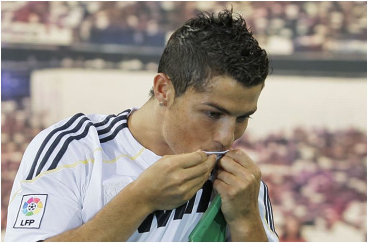 #OTD in 2009, Cristiano Ronaldo officially signed at Real Madrid and was presented at the Bernabéu. #HalaMadrid