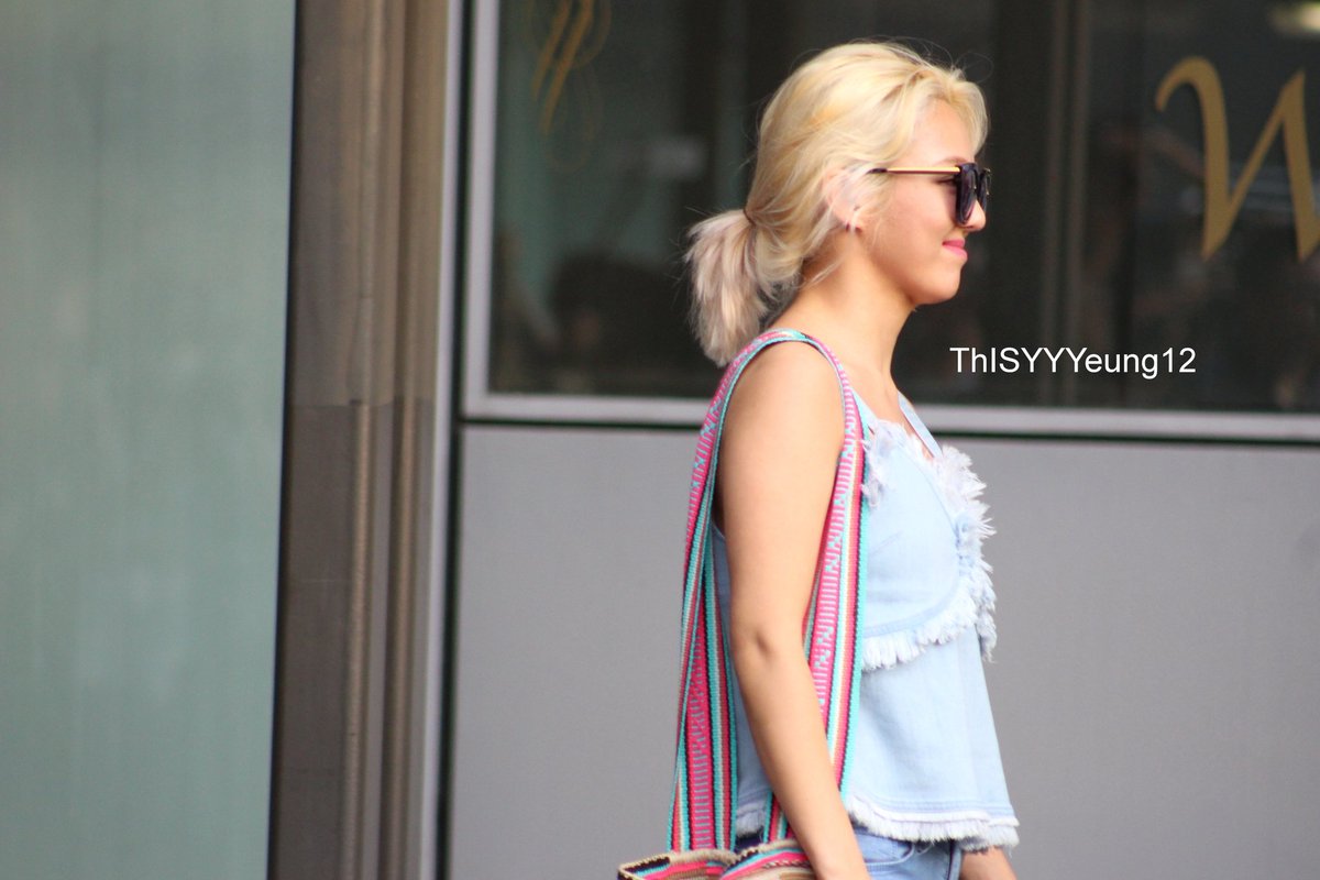 [PIC][06-07-2016]HyoYeon khởi hành đi Hồng Kông để tham dự khai trương chi nhánh mới của "Absolute New York" vào chiều nay Cmrx968UIAA-xJk