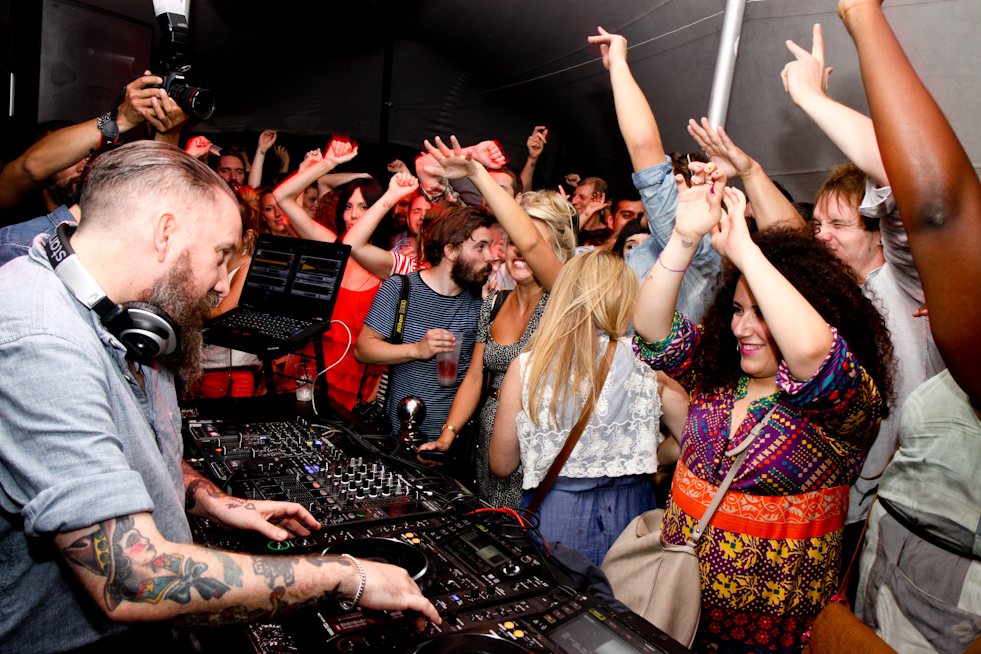 FarrFestival's tweet photo. Electronic royalty #AndrewWeatherall &amp; #SeanJohnston hosting an 8hr session @ #Farr16 Tix. https://t.co/CktdmbAiLz https://t.co/8KCfpzzADP