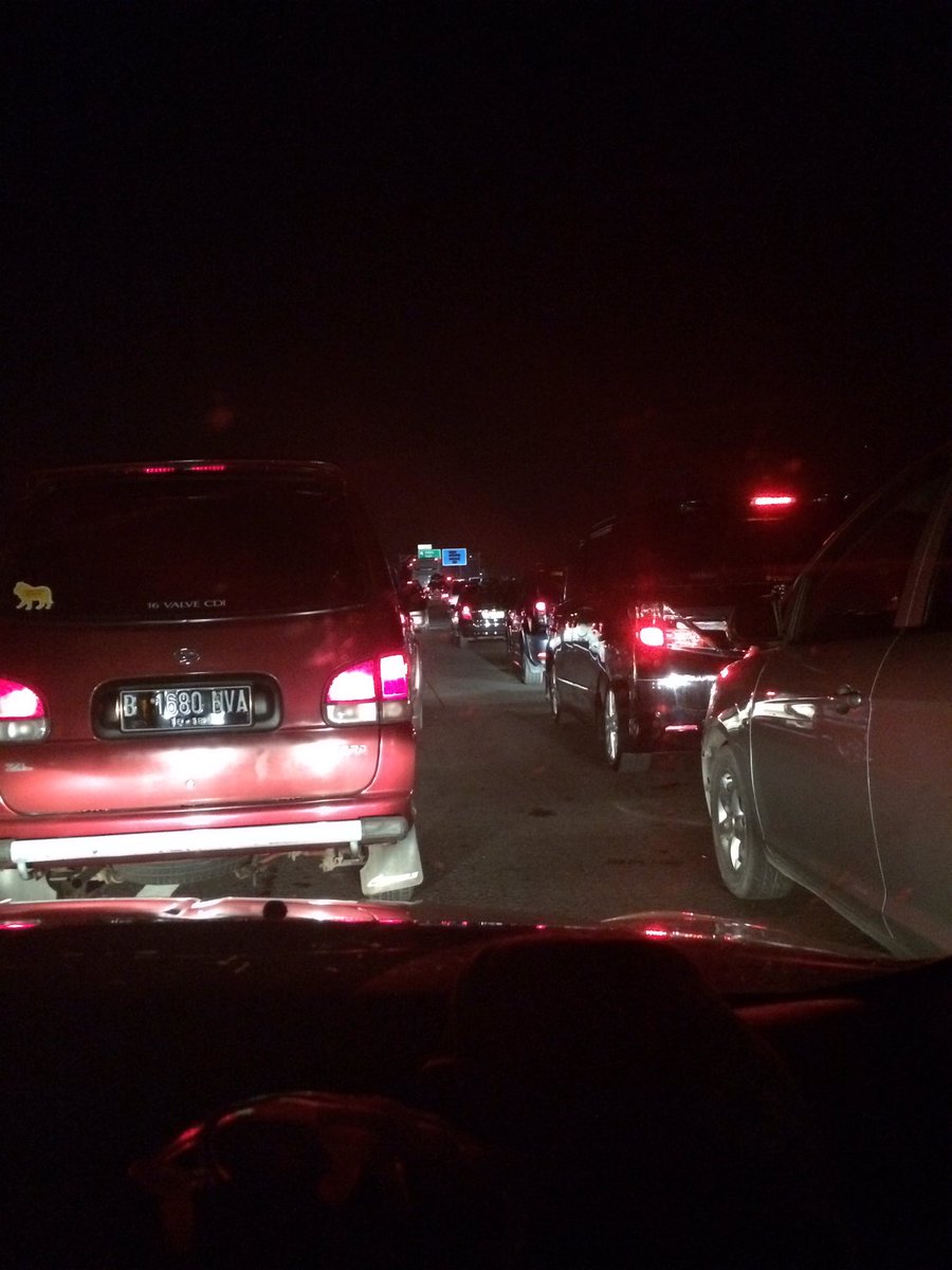 wicks29's tweet photo. @lewatmana udah sejam masih stuk menjelang exit brebes timur, dihimbau pada keluar brebes barat https://t.co/lYHLPofhpJ