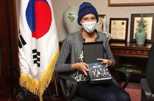 BTYYAAASSSS's tweet photo. For Christmas 2014, BTS gave a venezuelan cancer stricken fan a signed CD and a personal message https://t.co/EKVcJiB3mA
