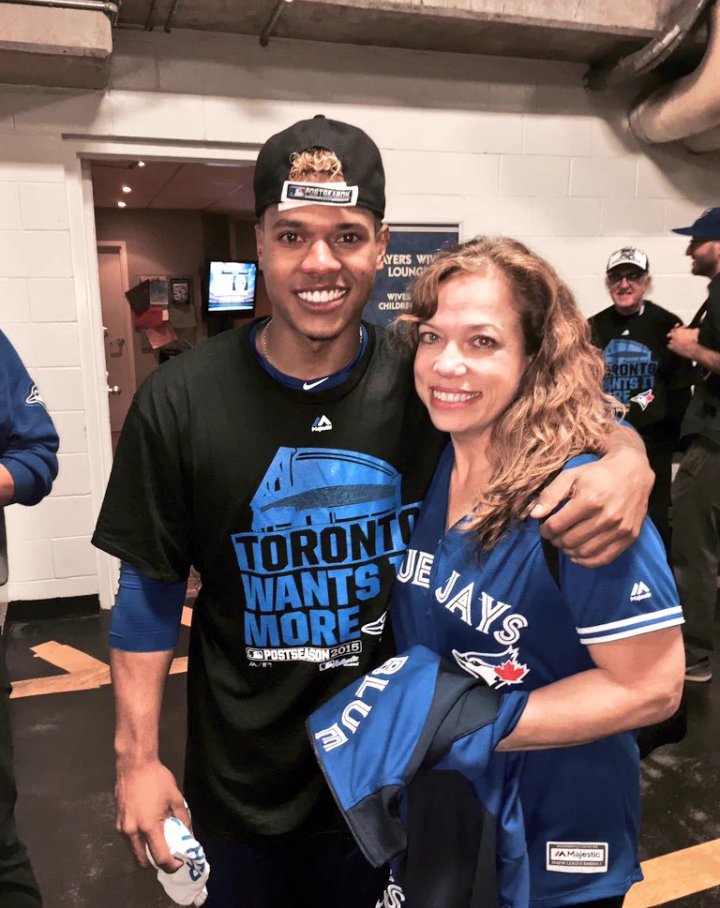 strochez_'s tweet image. The amount of appreciation he has for his mother is amazing . @MStrooo6 @aya11763