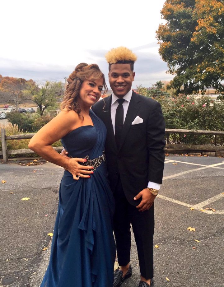 strochez_'s tweet image. The amount of appreciation he has for his mother is amazing . @MStrooo6 @aya11763