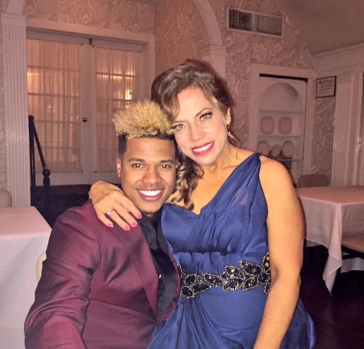 strochez_'s tweet image. The amount of appreciation he has for his mother is amazing . @MStrooo6 @aya11763