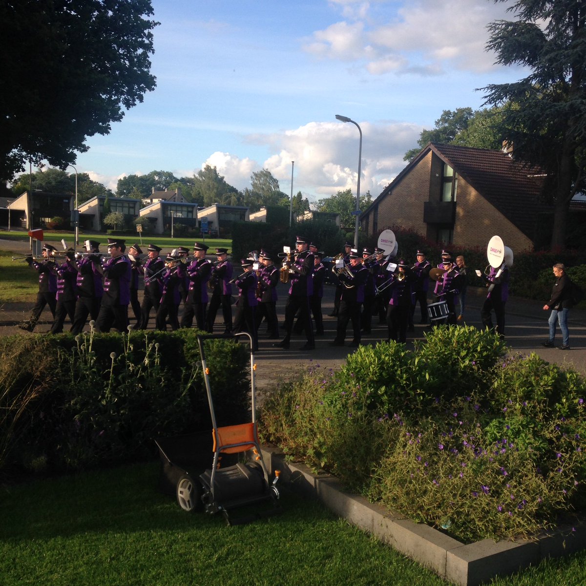 ErikKoldewijn's tweet photo. Wat een mooie avond. Live #HaFaBra muziekklanken van #DMBE tijdens het grasmaaien Drum- Marchingband Enschede #dank https://t.co/tG3knoGOIA