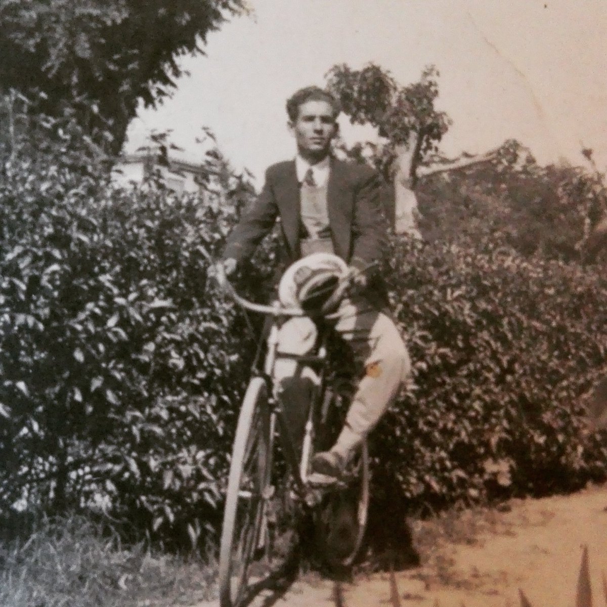 BikesAndTech's tweet photo. Grandpas, the real heroes. Spain in 1953 by bike. 2016,Stockholm to Brussels #bikesandtech #bikes #bicis https://t.co/BUzgqz5oTP