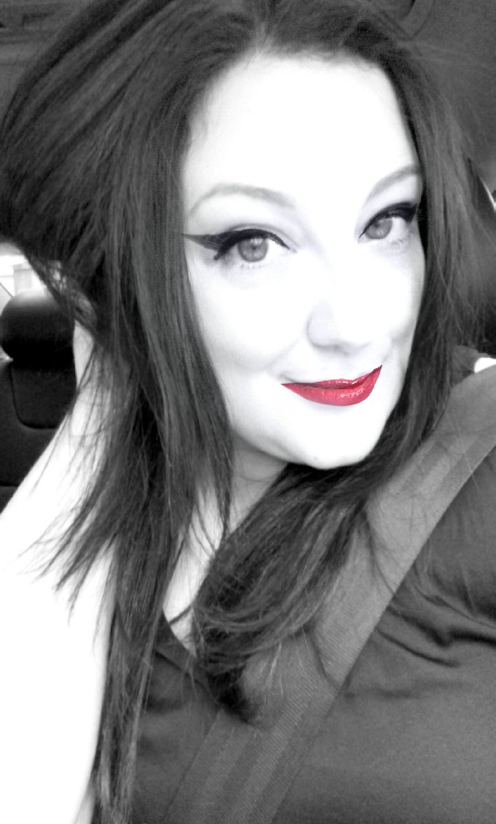 Leannereedy's tweet image. When a #Snapchat filter doesn&apos;t make you look like a TOTAL circus freak #ofcoursefilter