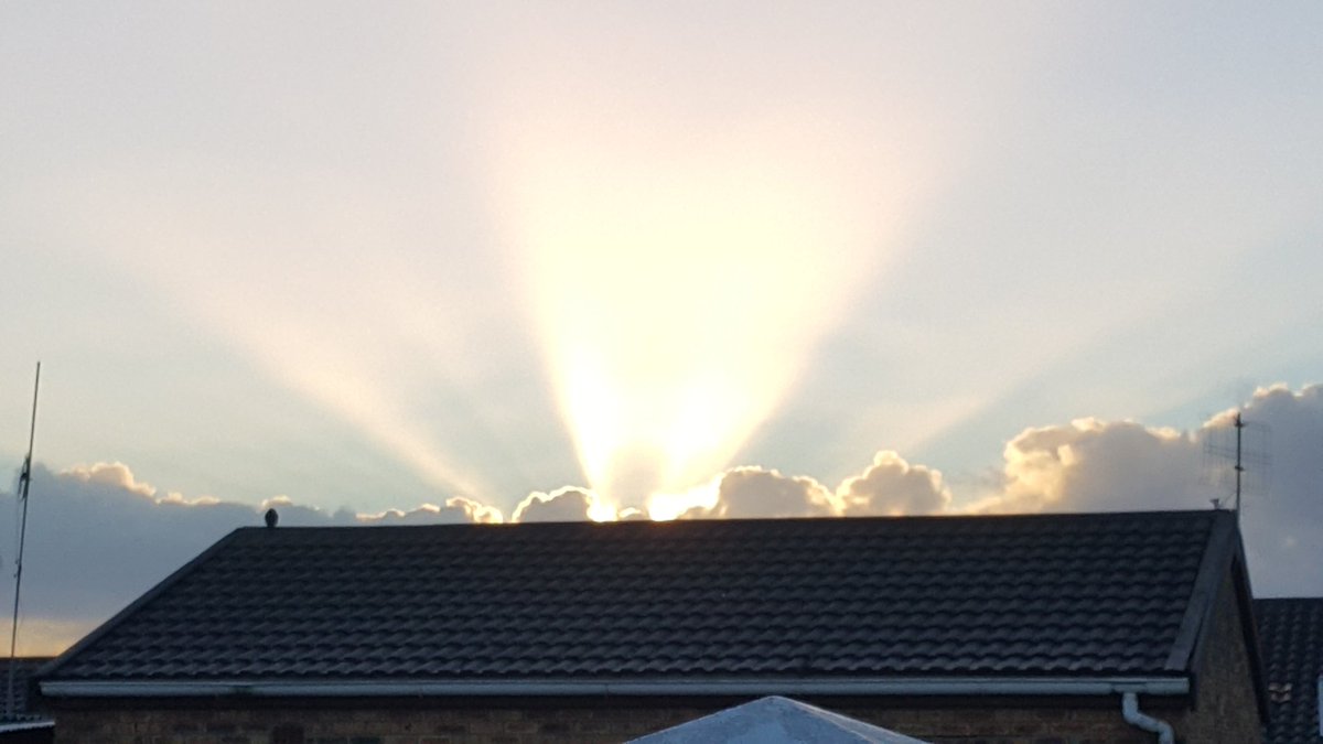 muhammmedashraf's tweet photo. #EidMubarak #eidct #CapeTown eid morning sun rise ... stunning https://t.co/S6PBtgxcVU